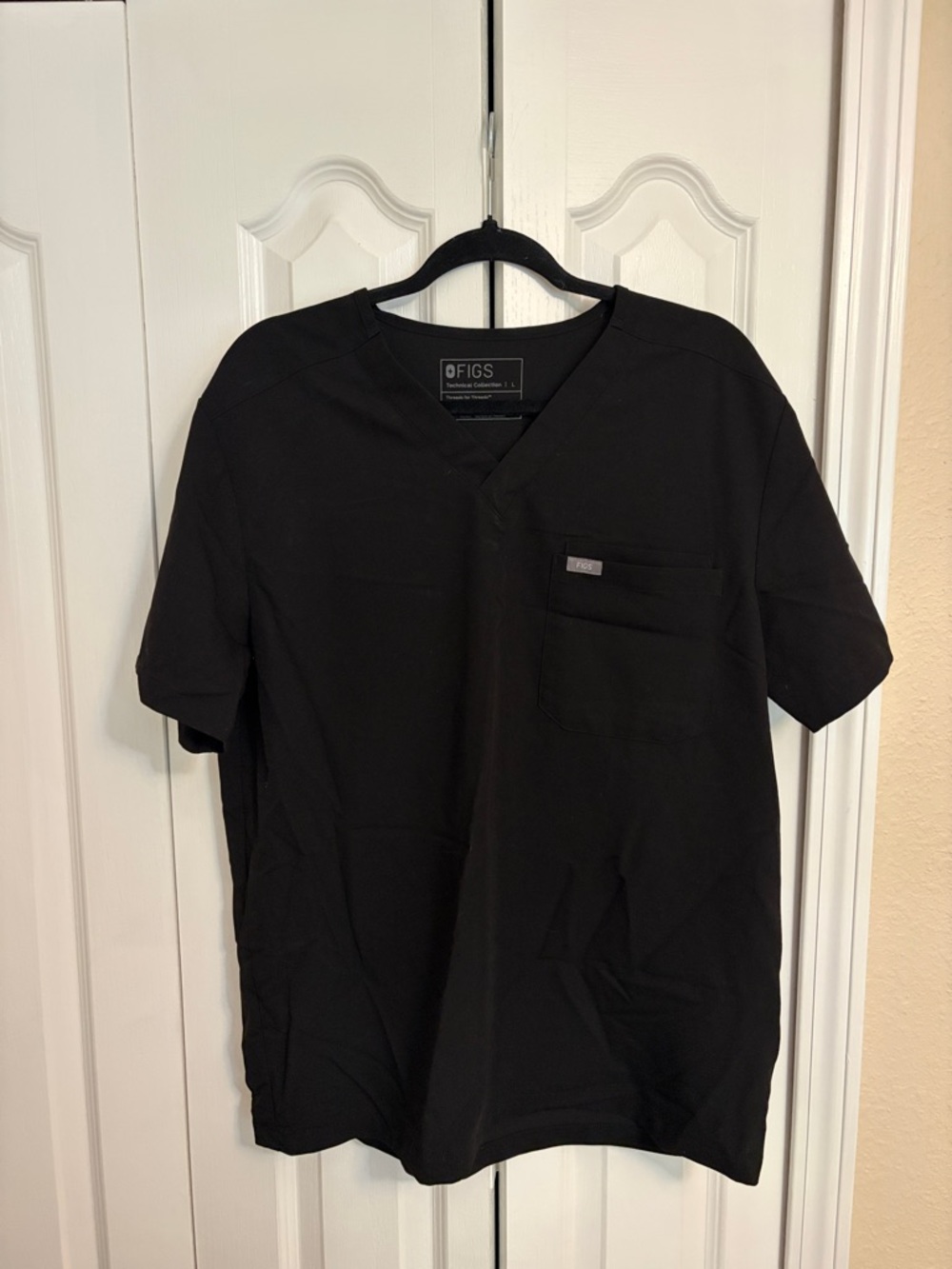 Figs Men’s Black V-Neck Short Sleeve Scrub Top with Chest Pocket